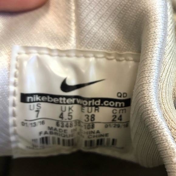 *SOLD* Women’s Nike Huarache. Size 7. - Picture 2 of 6